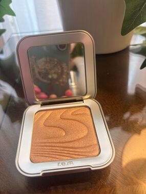 r.e.m. beauty Miss Mercury Highlighter Topper Shimmer Glow Compact
